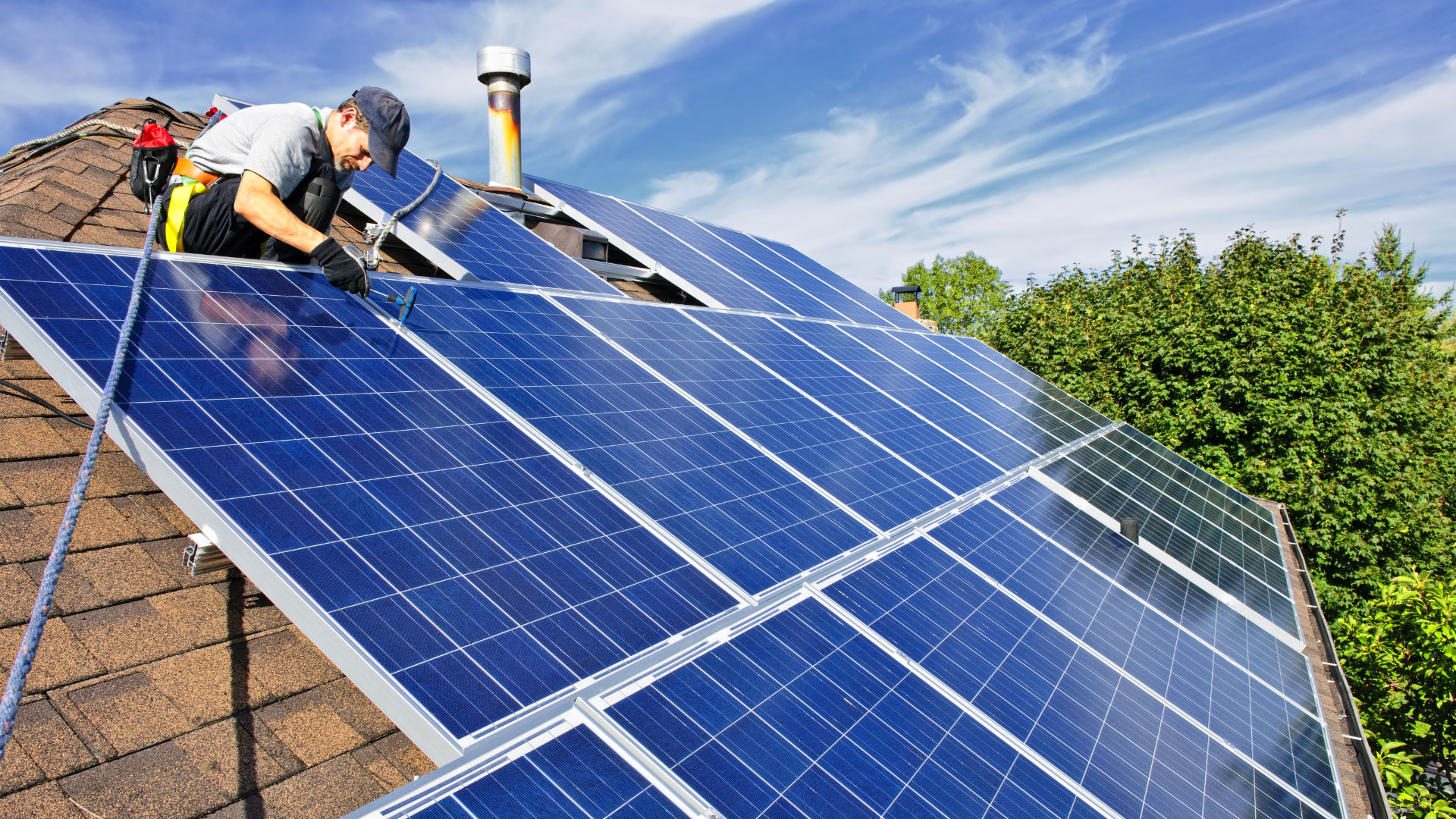 The Benefits of Combining Solar Panels and Roofing Upgrades